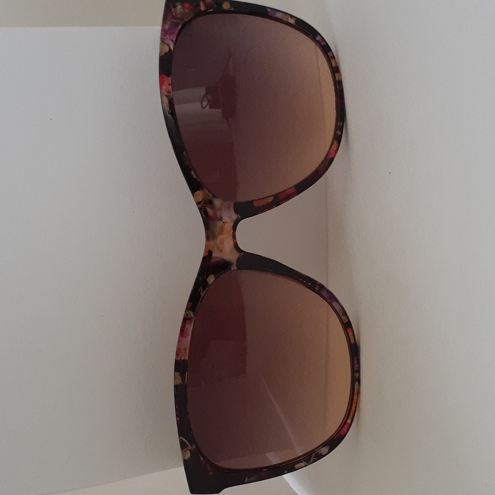 Revlon Women Sunglasses Floral Black Gold Color frame NWT